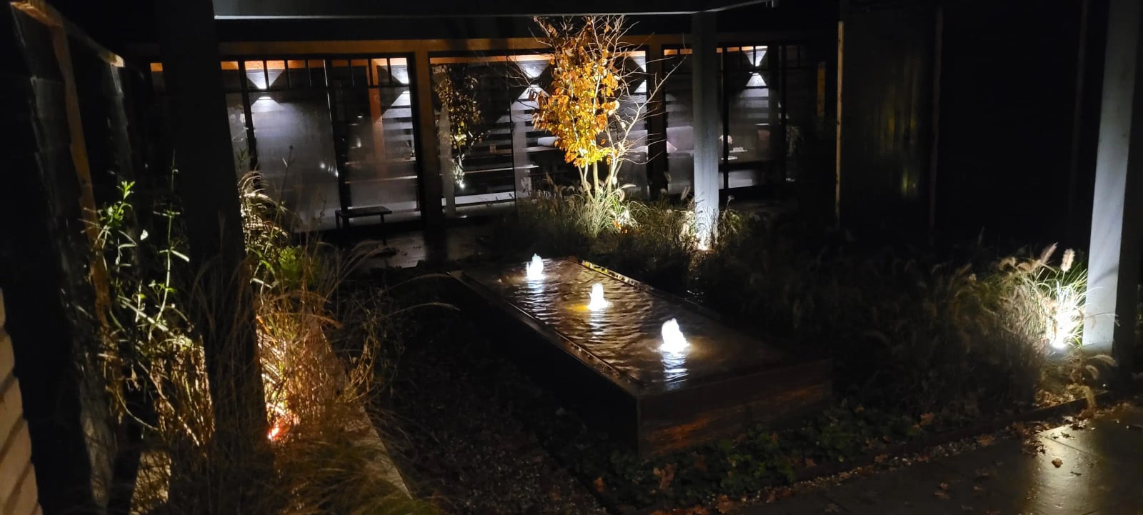 Verlichte tuin met terras en beplanting van De Graaf Hoveniers