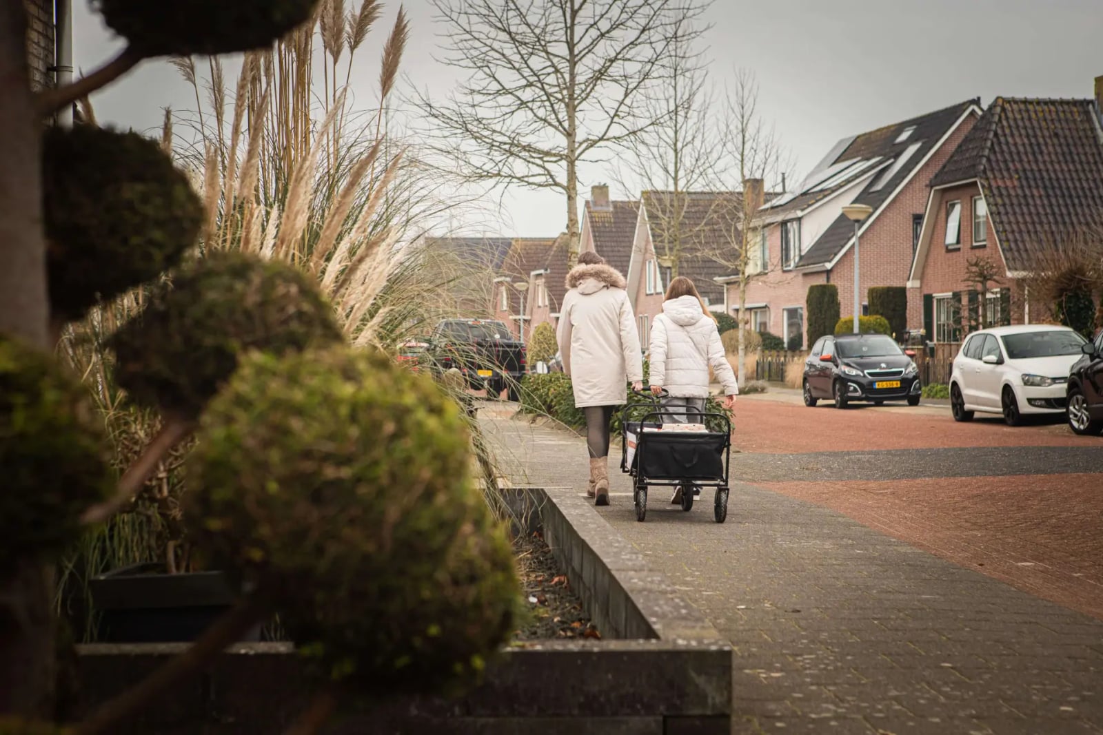 Bezorgers van Eitjesthuis onderweg met verse eieren in een woonwijk