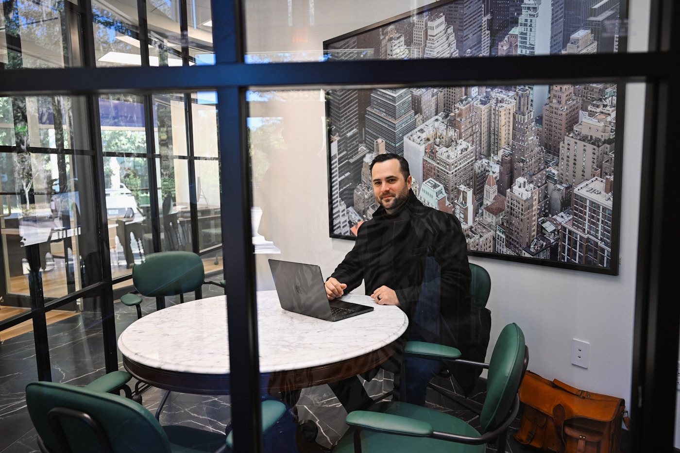 Betaalbare maatwerk website bespreken in moderne kantoorruimte