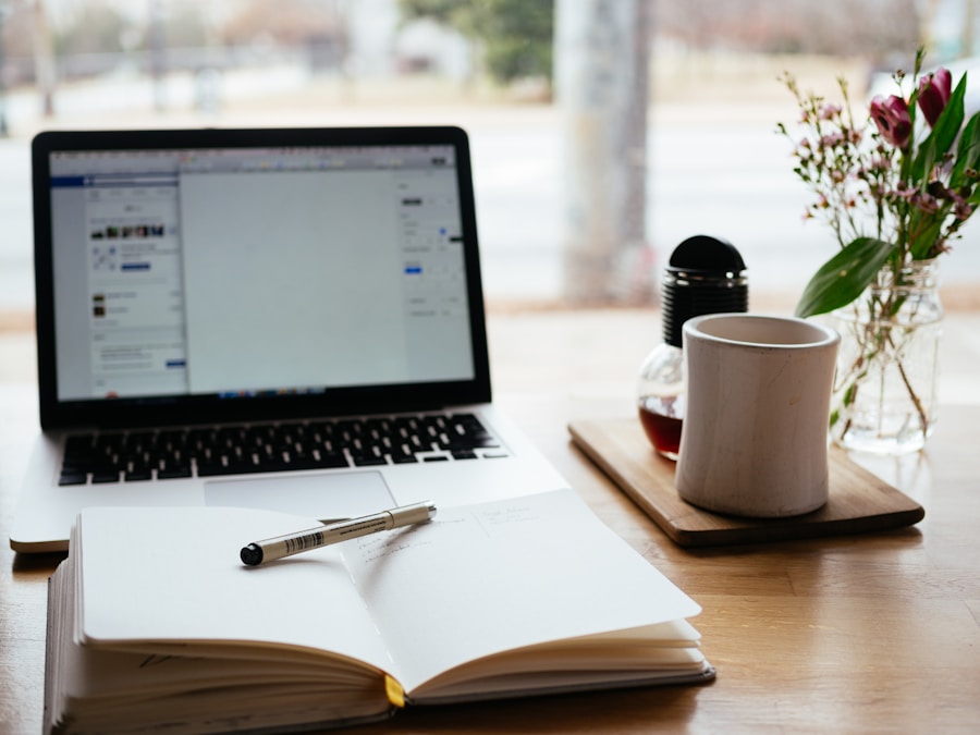Content marketing creatie met laptop en notitieboek voor het schrijven van blogs