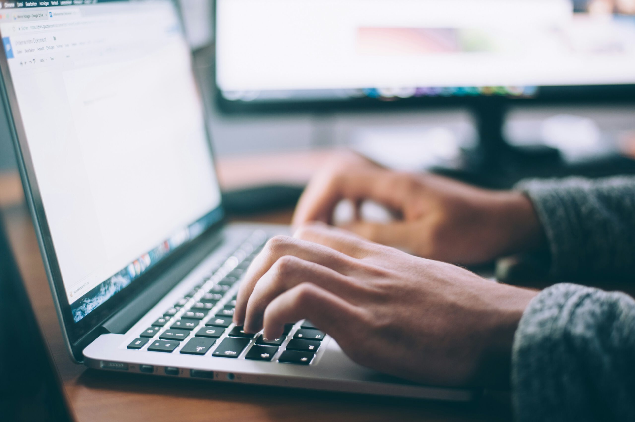 Ondernemer typt op laptop een offertevergelijking voor de goedkoopste website laten maken