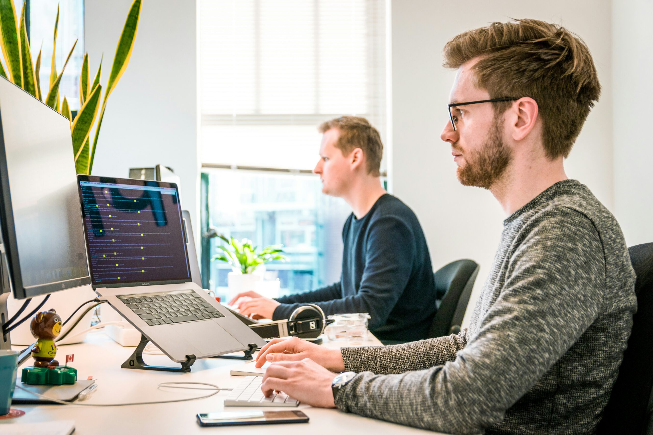 Lokale SEO: smartphone toont de kaartweergave met bedrijfsprofiel, reviews en route-informatie