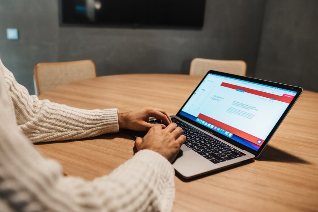 Professional werkt aan maatwerk webdesign project op laptop