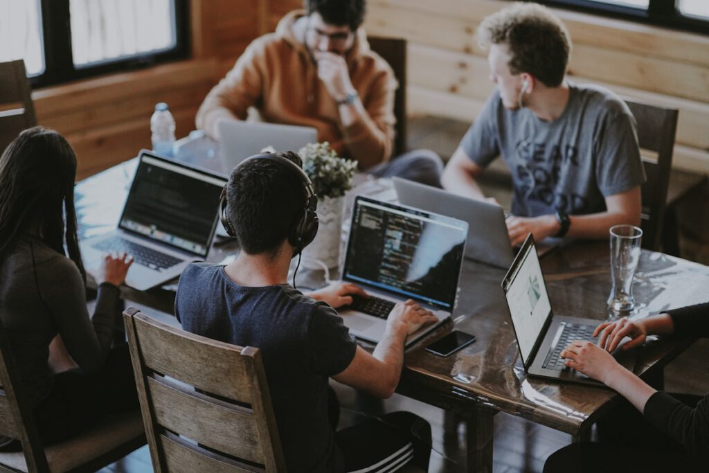 Team werkt samen aan strategie voor maatwerk website vs template project