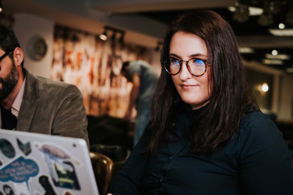 professionele developer werkt aan een maatwerk website op laptop