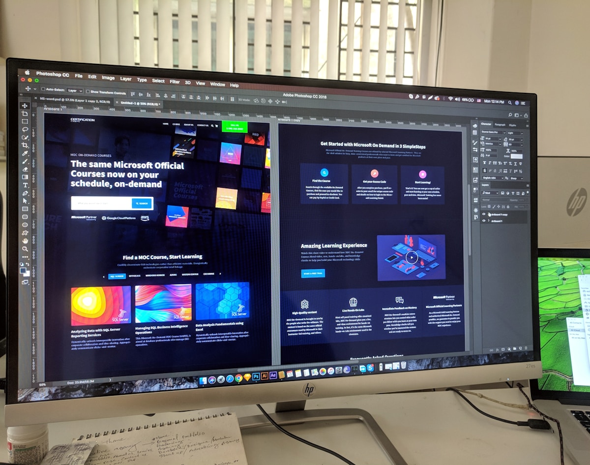 Webdesigner bespreekt een maatwerk website ontwerp met een klant