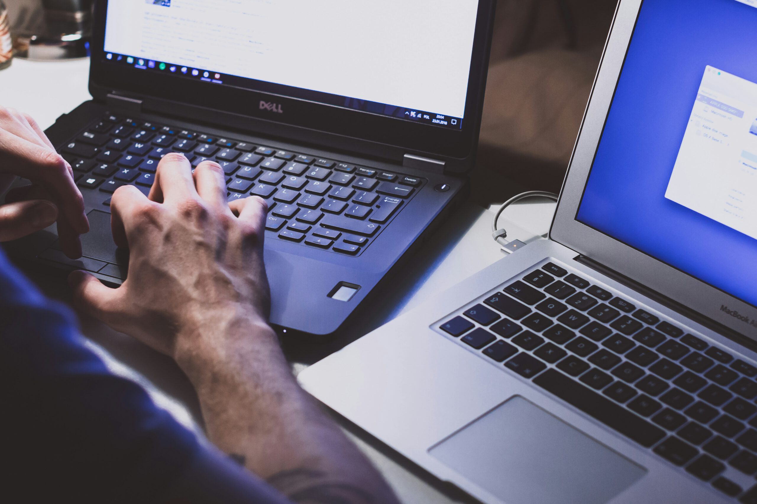 Ontwerper schetst wireframes bij website laten maken Amsterdam