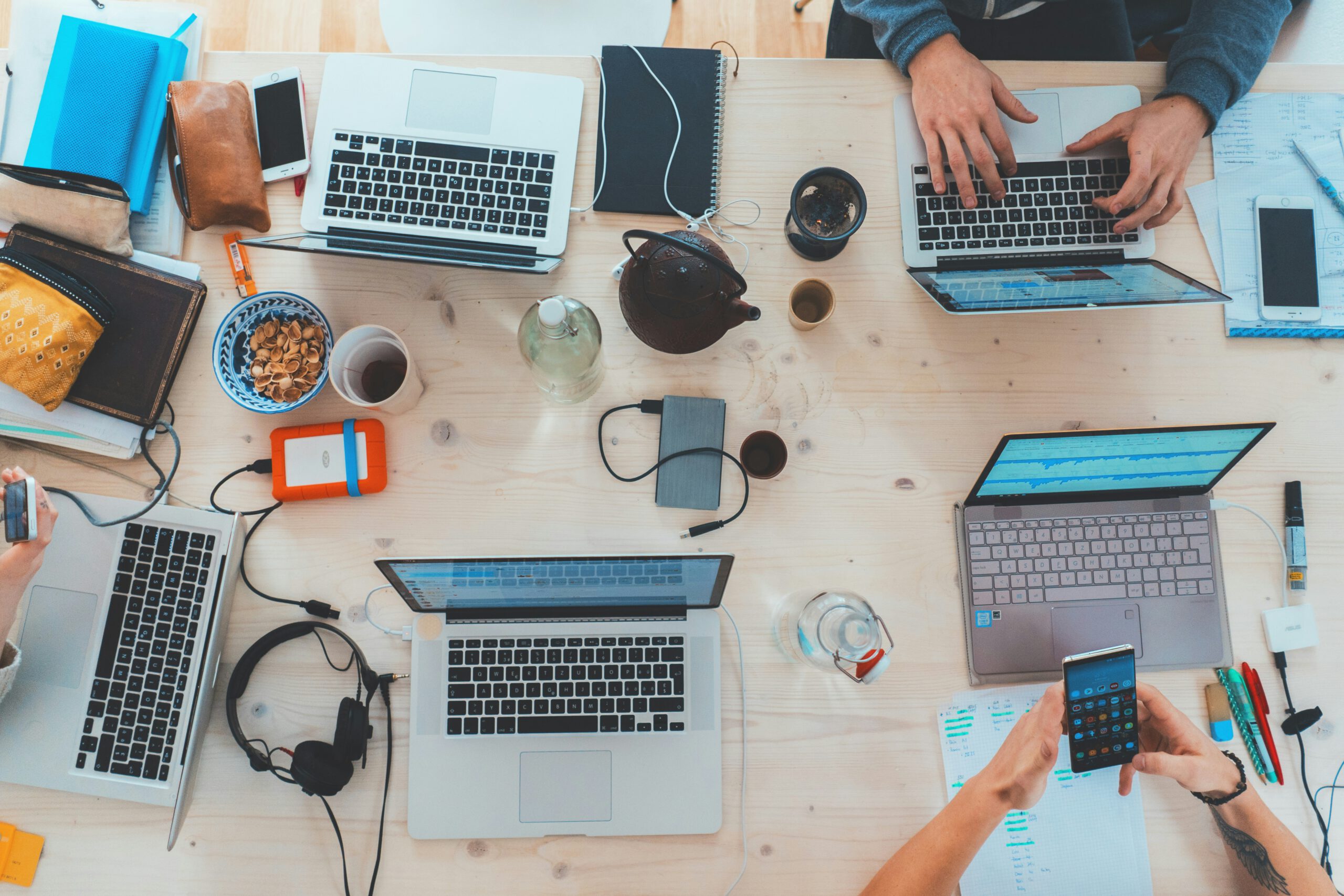 Teamoverleg over website laten maken Amsterdam voor een scherpe positionering