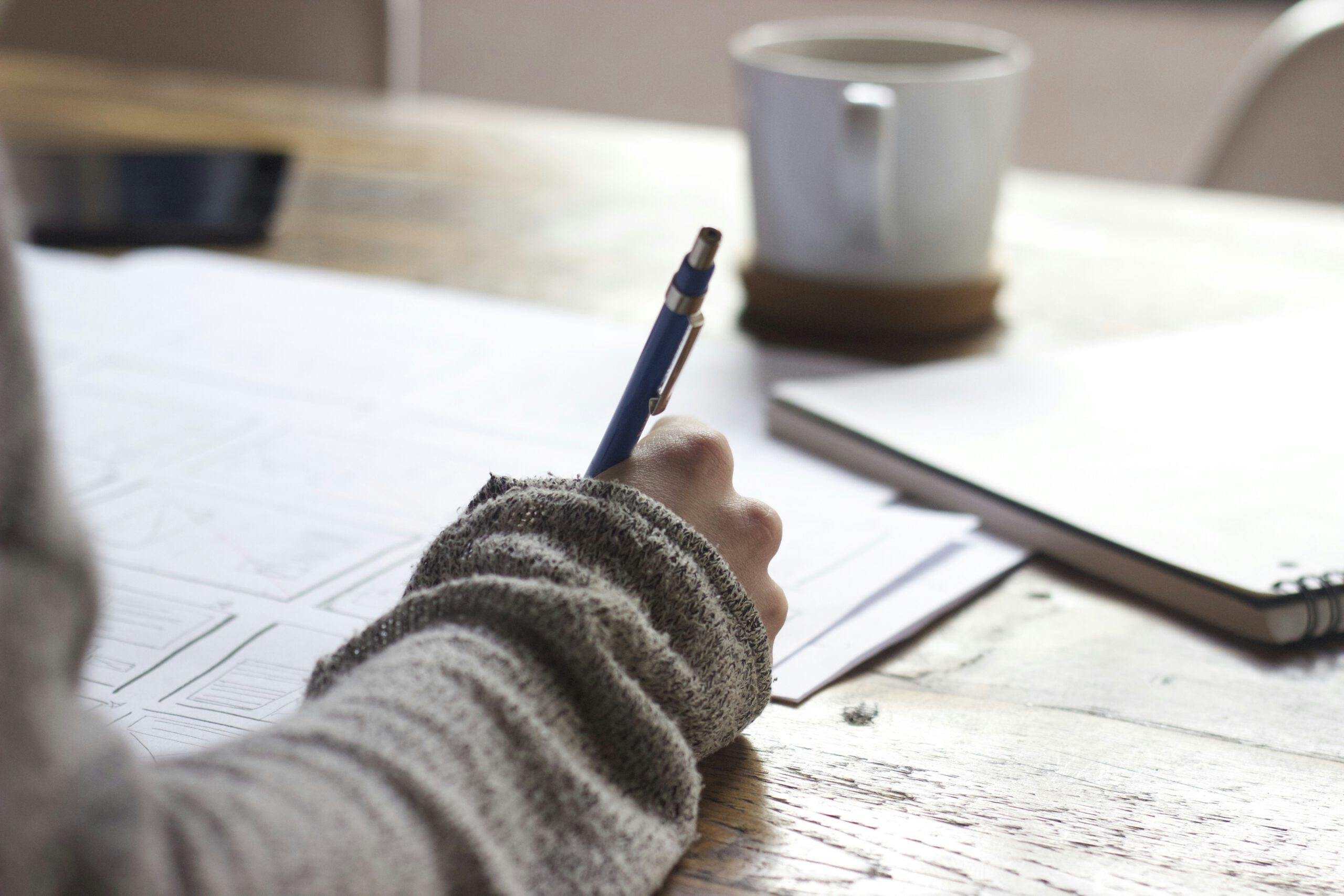 Ondernemer vergelijkt offertes bij website laten maken freelancer of bureau aan een overlegtafel