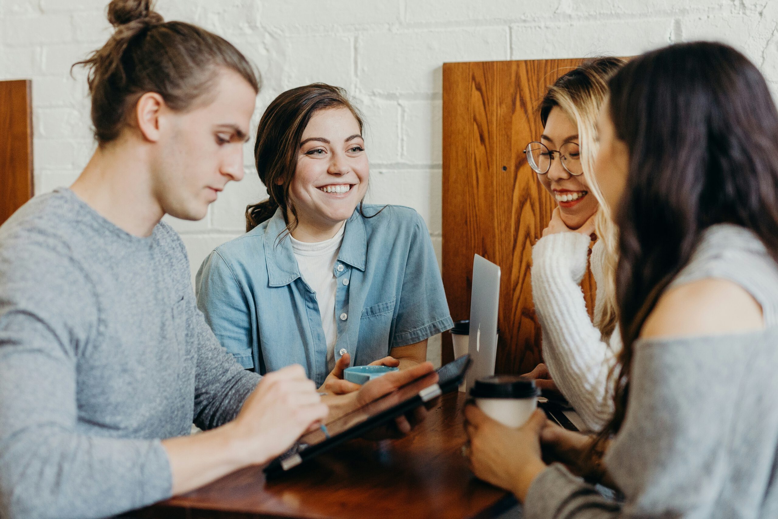 Twee ondernemers bespreken de website laten maken kosten van hun project aan bureau