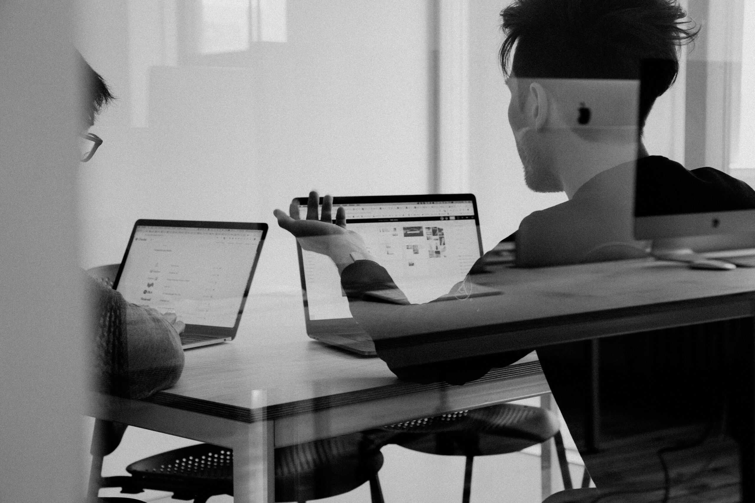 Budgetplan op laptopscherm met de website laten maken kosten per onderdeel