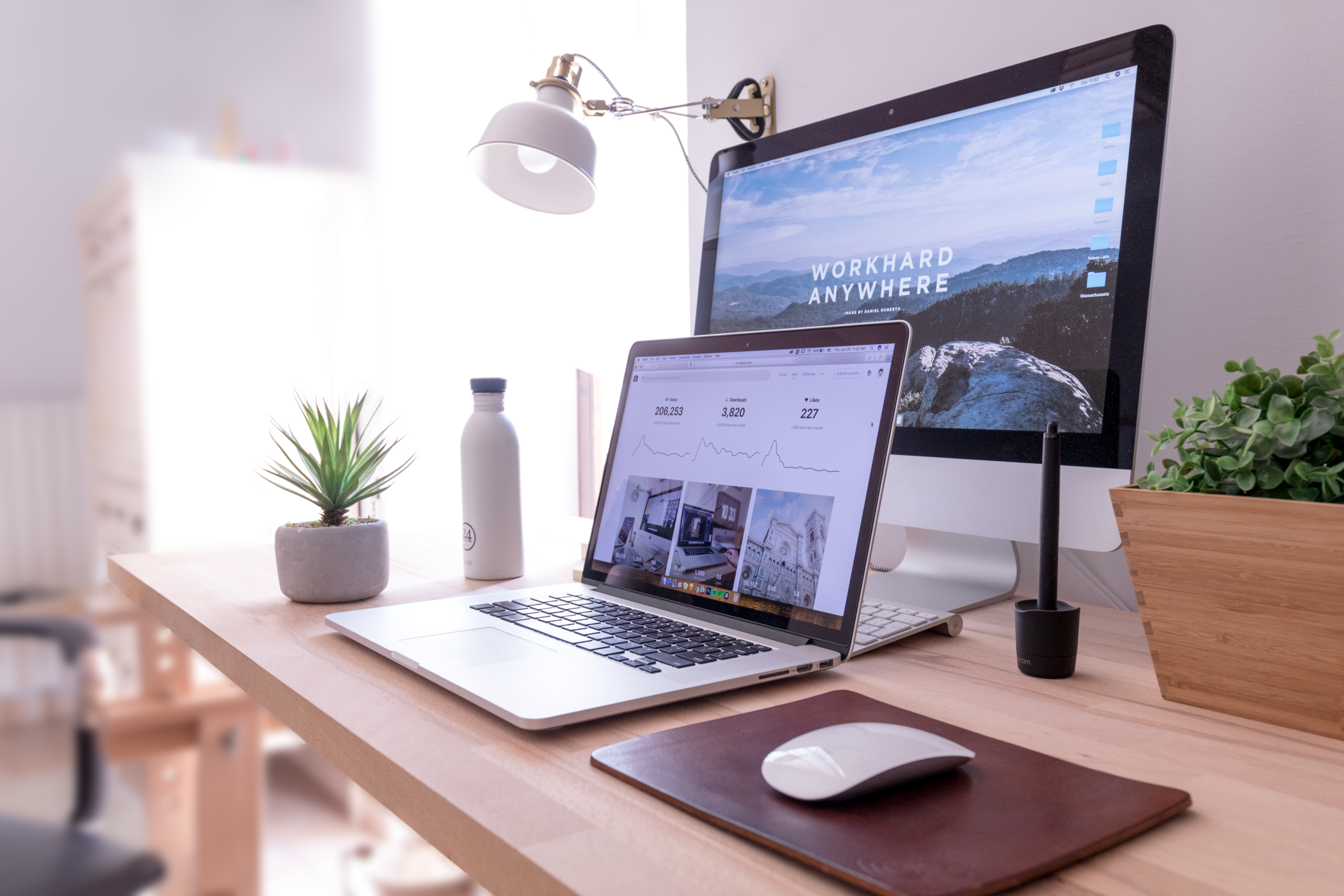 Webdesigner werkt aan website laten maken Rotterdam op een kantoor aan de Maas