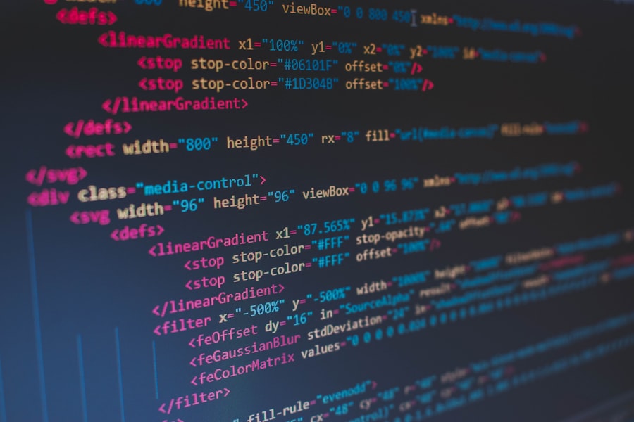 Developer werkt aan een website maken voor bedrijf met programmeercode op een scherm"